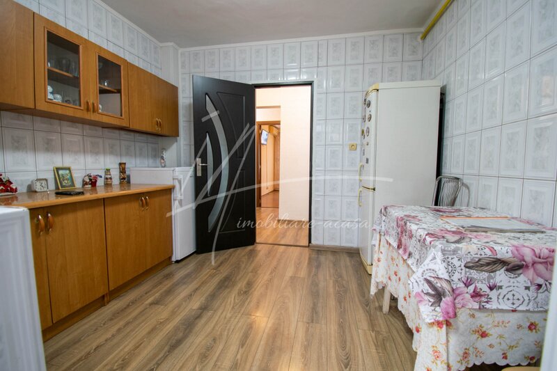 Stefanestii de Jos, 3 camere 70 mp,2 bai,centrala proprie,etaj 1/2,Comision 0%