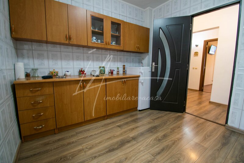 Stefanestii de Jos, 3 camere 70 mp,2 bai,centrala proprie,etaj 1/2,Comision 0%